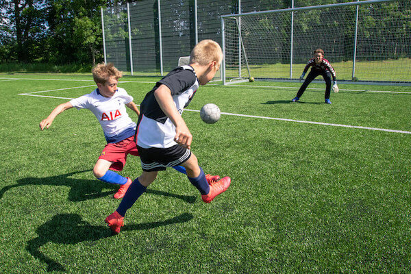 Hvis du vælger fodboldlinjen til årets REMA 1000 SportsCamp, vil du blive en del af et fællesskab, hvor der er fokus på både leg og teknik. Der skal nemlig både være plads til sjov og ballade, men der er også træningspas med høj intensitet og seriøsitet.