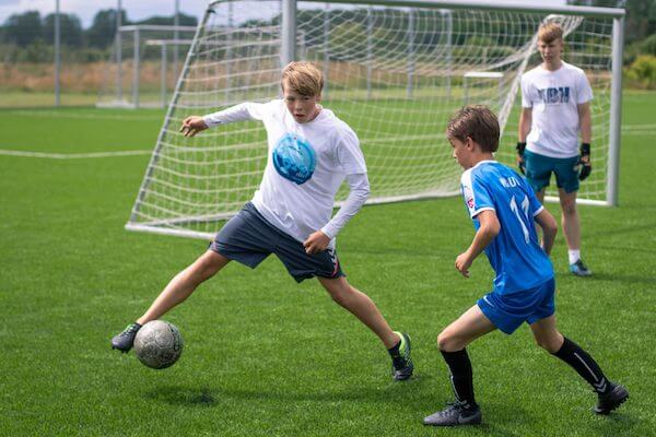 Har du lyst til at være en del af verdens sejeste fodboldhold, så kom og vær med på dette års SportsCamp. Fodbold på SportsCamp er nemlig alt andet end kedeligt, og vi garanterer dig en uge med fuld fart på, hvor du lærer nye teknikker og får en masse fede oplevelser.