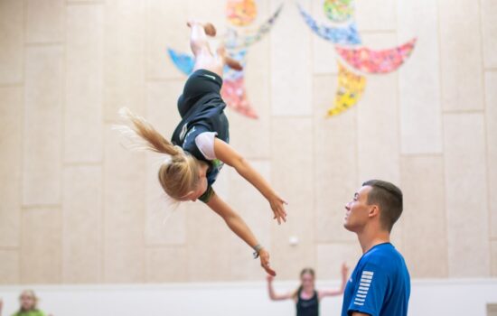 På SportsCamp lægger vi stor vægt på sikkerheden. Derfor har vi nøje udvalgte instruktører, der alle har stor erfaringen inden for gymnastikkens verden. De skaber et sikkert miljø for alle deltagerne med fokus på gode modtagningsforhold.