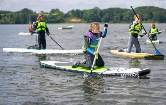 Der findes mange sjove aktiviteter på vandet. Her er deltagerne ude at prøve vores SUP boards