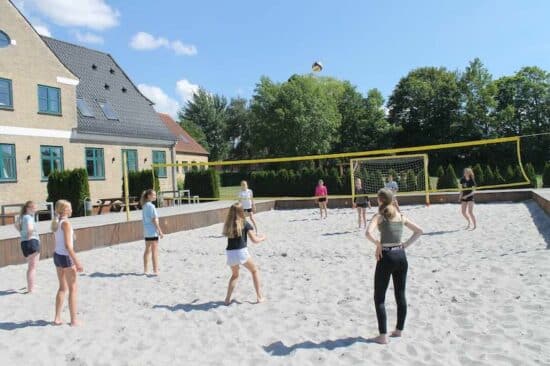 På GirlpowerCamp er der plads til både hygge og sjove aktiviteter. Prøv blandt andet den oplyste beach volley bane der på Høng Efterskole.