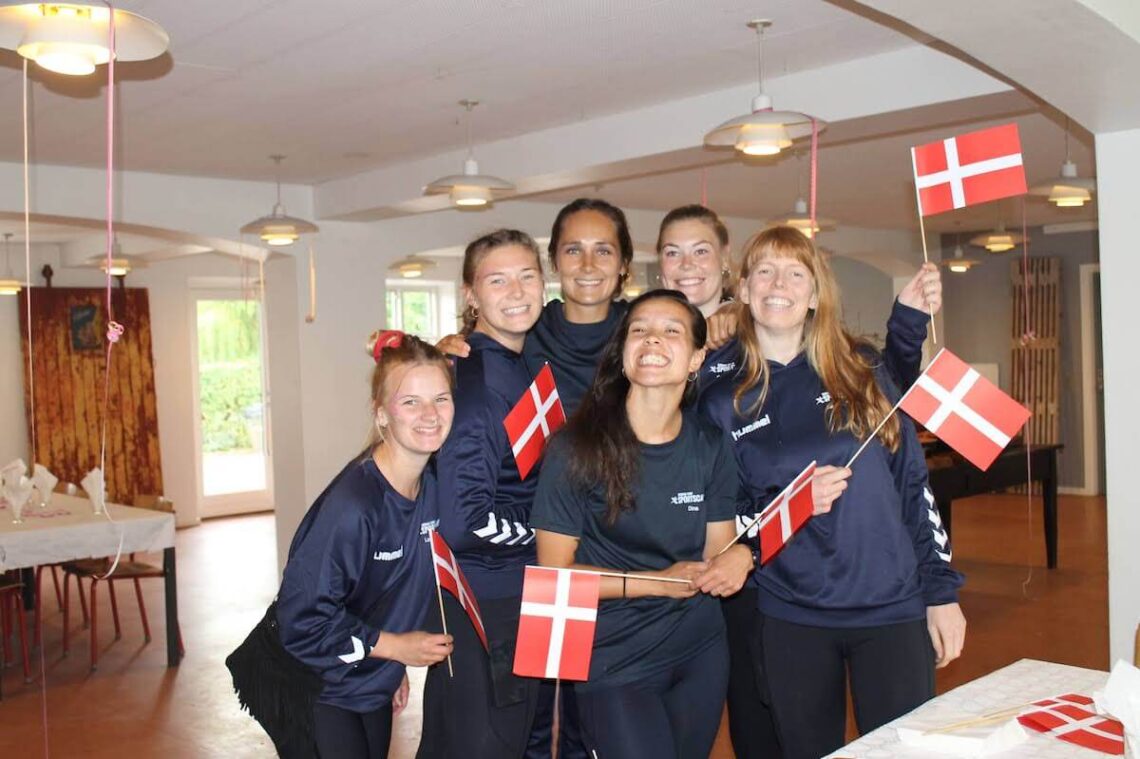 Når du ankommer til GirlpowerCamp, vil du blive mødt af de sejeste og sødeste instruktører, der hele ugen vil give jer en masse fede oplevelser fra morgen til aften.