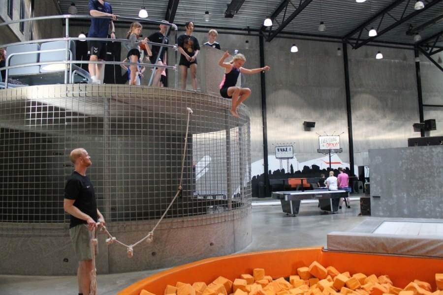 Under trygge rammer kan du springe ud i sjove spring og hop i de fantastiske springfaciliteter på BGI Akademiet.
