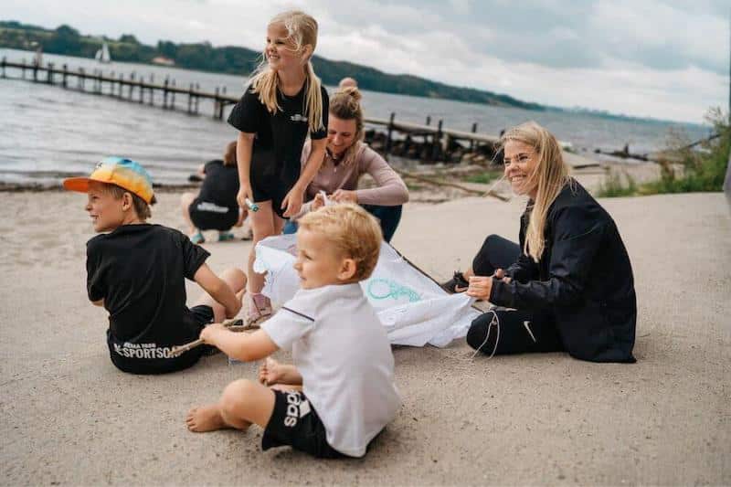 Den smukke beliggenhed med egen strand indbyder til hygge og afslapning ved vandet på FamilieCamp på Koldingegnens Idrætsefterskole