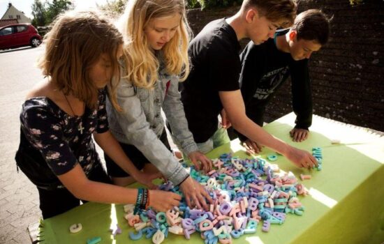 På vores DanskCamp gør vi leg med bogstaver sjovt og udviklende, så du får et fagligt boost på en anderledes måde du normalt ikke oplever i skolen.