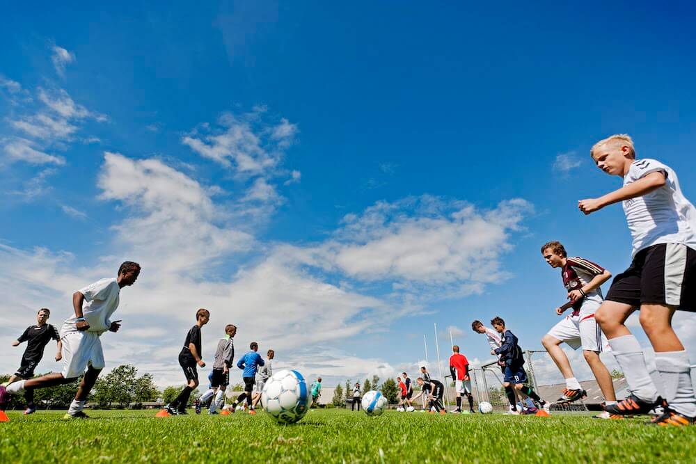 FodboldCamp er en del af det vi kalder SportsCamp. Her kan du vælge mellem forskellige sportsgrene, så du kan bruge ugen på den sportsgren, du elsker.