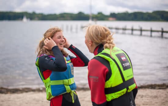 Der er plads til både seriøsitet og masser af grin på REMA 1000 SportsCamp. Vi lover dit barn det sjoveste uge i ferien, med en masse forskellige aktiviteter sammen med gode kammerater.