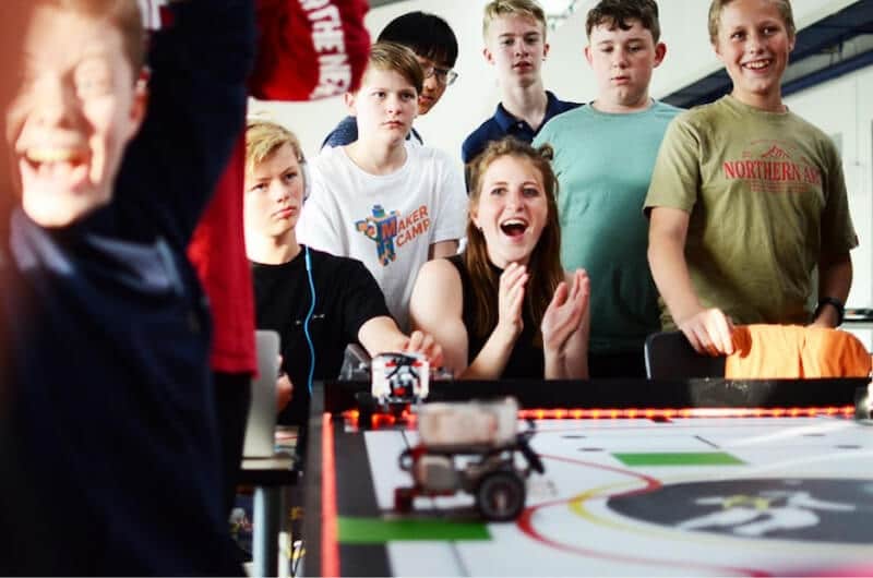 Alle voksne på MakerCamp har været gennem vores omfattende ansættelsesproces og har en ren børneattest. Vi sikrer altid det højeste sikkerhedsniveau på Din Camp, så alle kan føle sig trygge.