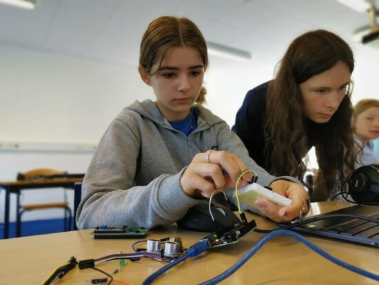 Hvis din pige har interessen for teknologi, er det med garanti en sjov og lærerig oplevelse for hende at komme på MakerCamp. Der skal nok komme andre piger også.