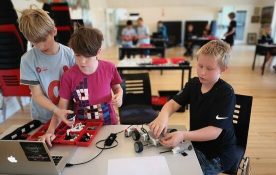 På MakerCamp hjælper vi idéer til at blive til virkelighed. Vi udforsker de mange spændende områder der findes i teknologien.