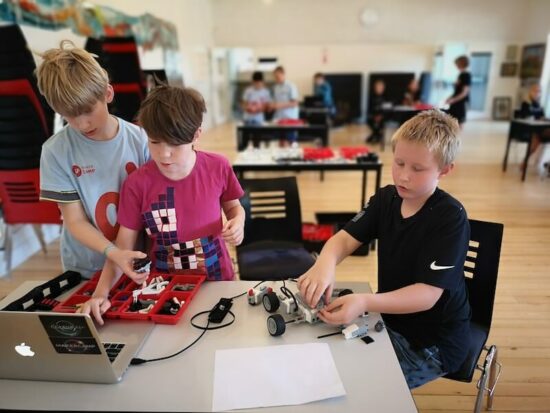 For de 10-12-årige vil programmet for MakerCamp være fyldt med spilprogrammering for børn i Scratch, LEGO Mindstorms og 3D-print. De yngste deltagere vil på campen have 1-2 dage med forskellige teknologier.