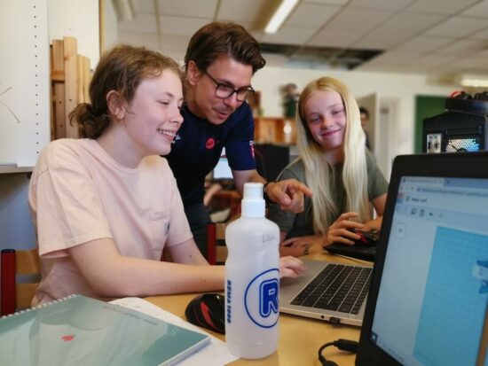 På MakerCamp er der én voksen per 5-6 barn. Alle voksne bor på campen, og det er muligt at få kontakt til en voksen hele døgnet. Alle voksne er uddannede eller studerende ved en relevant videregående uddannelse.