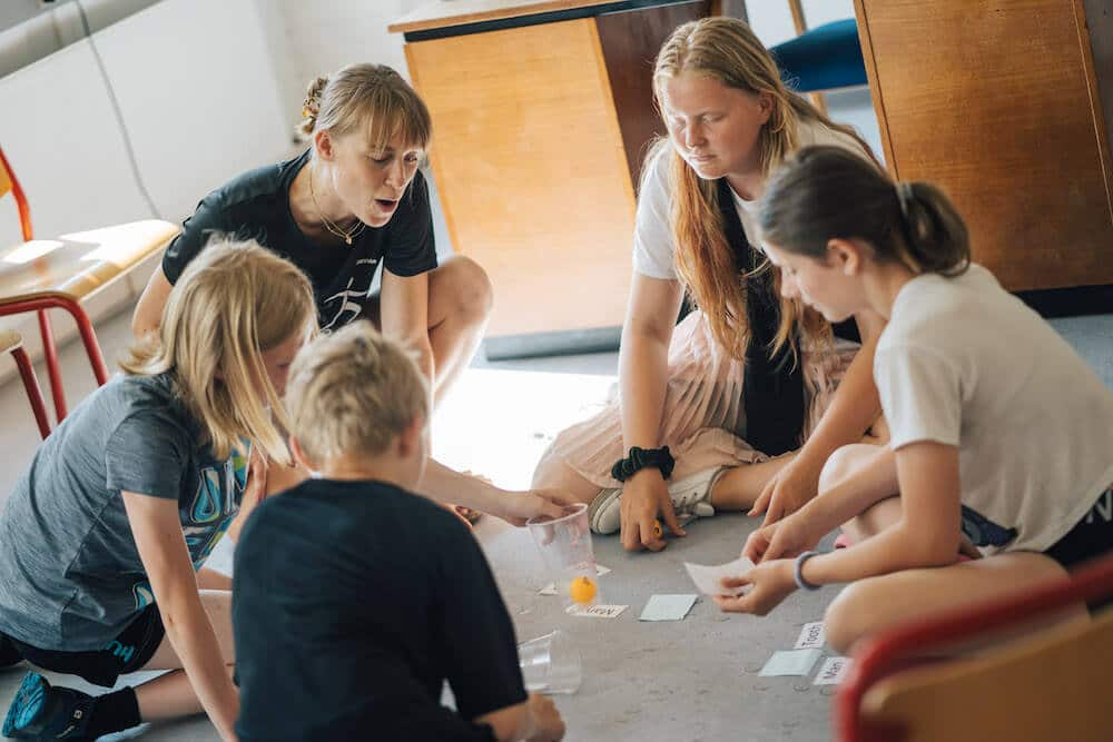 På EngelskCamp skaber vi et trygt læringsmiljø, hvor der er mulighed for at udvikle sig fagligt og få større tro på egne evner. Vores dygtige instruktører står dagligt for sjove aktiviteter, der har til formål at ryste deltagerne sammen på kryds og tværs, hvilket bidrager til et trygt og hyggeligt læringsmiljø.