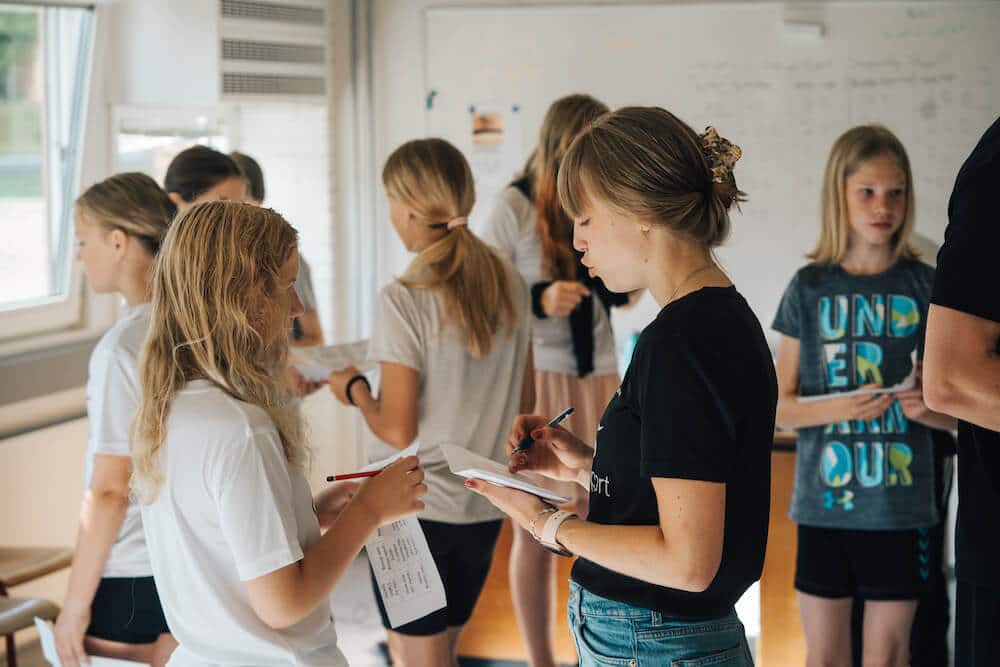 På vores sommercamp, Play2Boost, sætter vi fokus på de udfordringer, som ordblinde kan have. Her får dit barn undervisning, der på ingen måde ligner den, de får i skolen