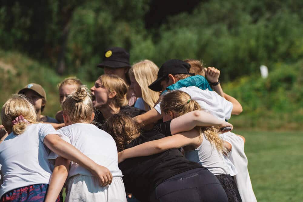 Fællesskabet er det absolutte omdrejningspunkt for alt vi laver hos Din Camp. Det gælder både internt på kontoret, i vores team af instruktører og undervisere samt blandt vores deltagere ude på campen.