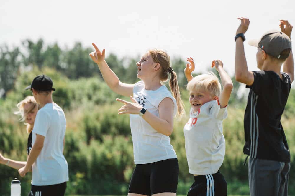 Din Camp tilbyder en unik mulighed for at lære tysk på en sjov og anderledes måde. I stedet for kedelig tavleundervisning, hvor man sidder ned og lytter, vil dit barn på TyskCamp lære tysk gennem sjove lege, bevægelse og anderledes aktiviteter.