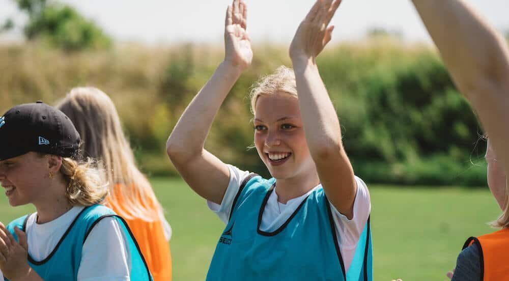 Lyder en ekstra uge i skolen, som noget for dit barn? Højst sandsynligt ikke. Derfor er vi glade for at kunne sige, at en LæringsCamp bestemt ikke er en uge mere i skolen. Vi bruger kun tavlen til at gennemgå dagens tema samt samle op på, hvad vi har lært.