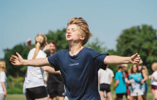 Gennem små læringsværksteder, som er rykket langt væk fra klasselokalet, og hvor der er plads til at grine, løbe og lege, skaber vi et trygt læringsmiljø. På EngelskCamp er der plads til fejl, og du skal derfor ikke føle dig nervøs for at gøre noget forkert. Vi har nemlig fokus på, at du skal have en masse succesoplevelser med det faglige på en sjov måde.