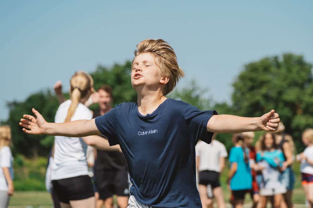 Gennem små læringsværksteder, som er rykket langt væk fra klasselokalet, og hvor der er plads til at grine, løbe og lege, skaber vi et trygt læringsmiljø. På EngelskCamp er der plads til fejl, og du skal derfor ikke føle dig nervøs for at gøre noget forkert. Vi har nemlig fokus på, at du skal have en masse succesoplevelser med det faglige på en sjov måde.