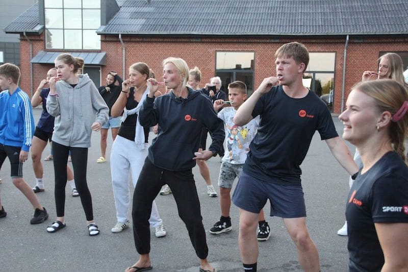 På FamilieCamp har vi en hyggelig tradition for at lave fælles-tandbørstning hver aften. Det skaber både grin hos børnene og glæde for de voksne.