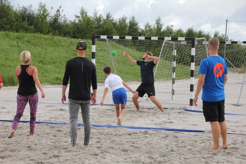 Nyd de mange fede sandbaner på BGI Akademiet, hvor vi både spiller beachvolley og strandhåndbold.