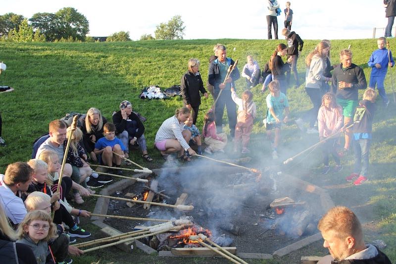 Når vi laver en masse sjove fysiske aktiviteter på FamilieCamp, er det nogle gange tiltrængt, at vi tænder bålet og hygger stille og roligt.