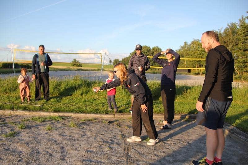 Det er altid populært med en god gammeldags omgang petanque. Her er det forældrene der har udfordret vores medarbejdere.