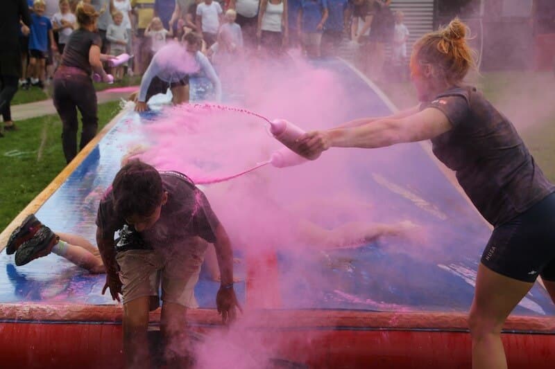 FamilieCamp på BGI Akademiet afsluttes med et brag af et colorrun for store og små. Tag din hvide t-shirt på og nyd den farverige aktivitet der garanterer et stort smil for alle.