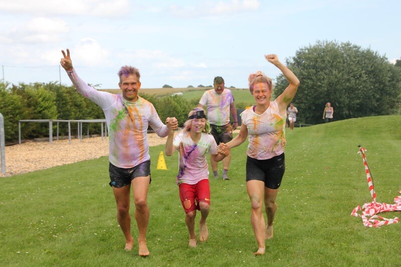 Det er til stor jubel for hele familien, når vi trætte med glade slutter campen af med et stort colorrun.