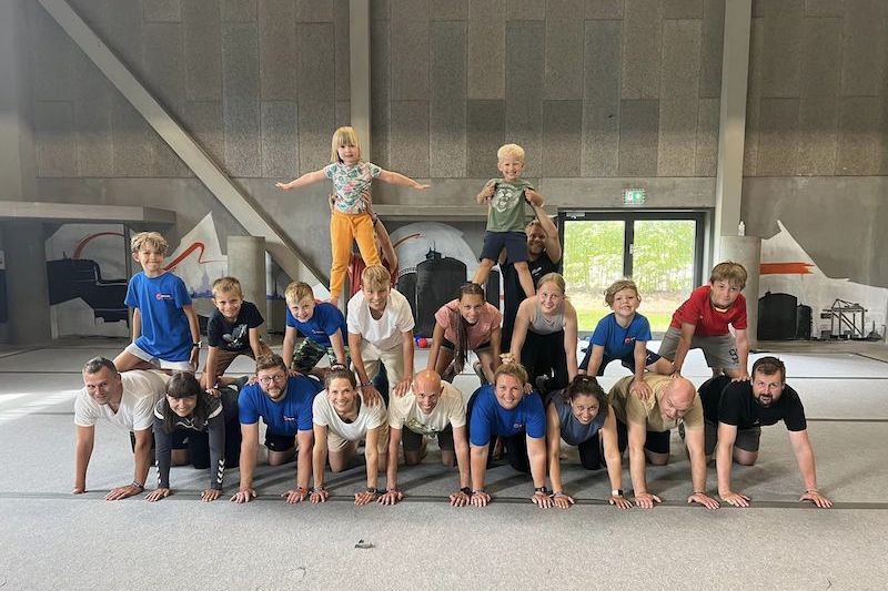 På FamilieCamp leger både børn og voksne. Og de leger både sammen og hver for sig. Det er fantastisk at opleve sammenholdet og grinene på tværs af generationer.