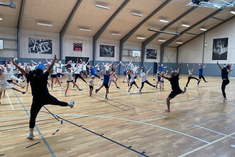 Ingen FamilieCamp uden fællesdans. Mange tænker åh nej, men som du kan se og opleve, så skaber fællesdansen virkelig en masse sjove grin når vi gør det sammen hele familien.