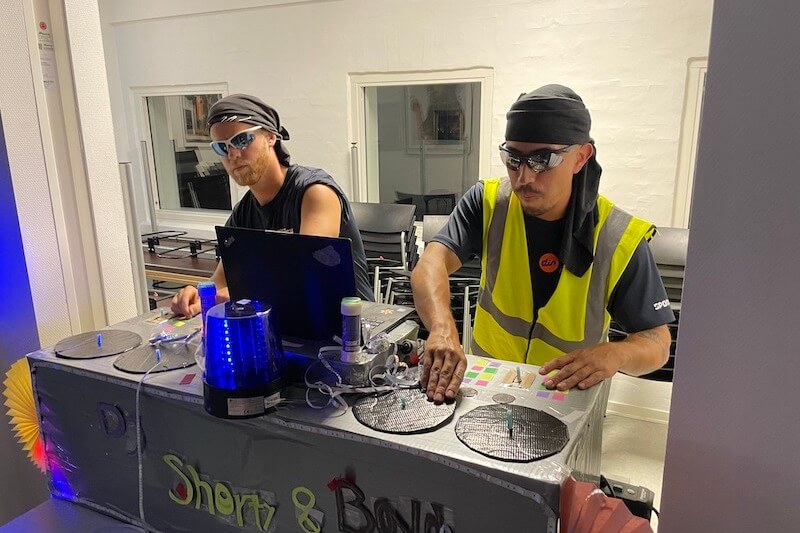 Den sidste dag på FamilieCamp holder vi fest for børn og voksne. Her leger to af vores instruktører DJ på aftenen og er med til at skabe den gode stemning.