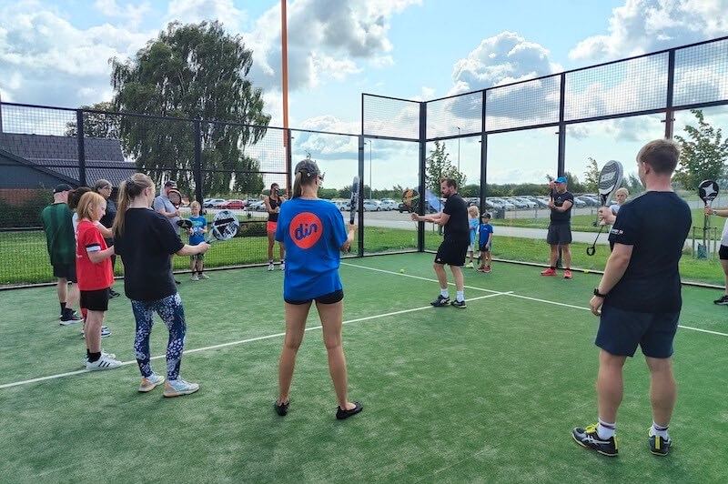 Ønsker du at blive bedre til Padeltennis? Så har du muligheden for at spille det sjove spil på FamilieCamp på BGI Akademiet.