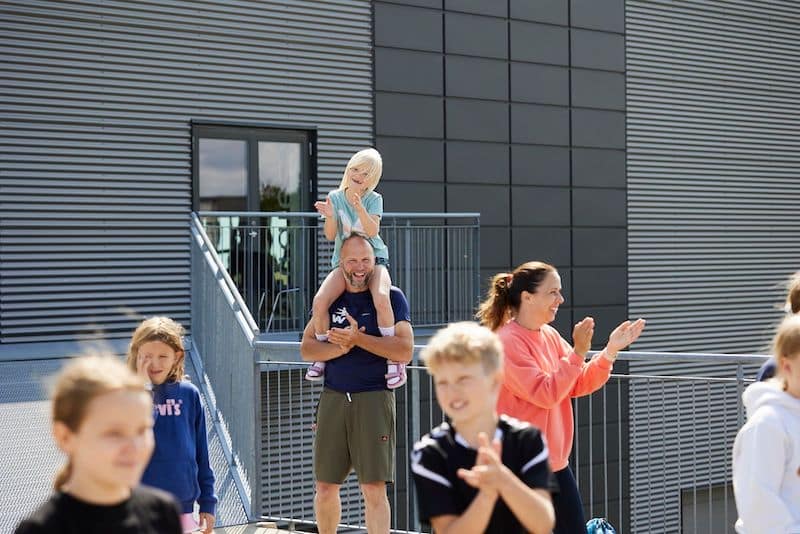 Man kan sagtens holde den ultimative familieferie i Danmark. Ofte har vi gode vejrforhold i sommerferien, og med de fantastiske faciliteter der findes på de danske efterskoler, så er det den perfekte kombination for børnefamilien.